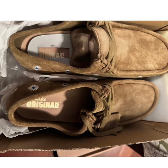 CLARKS Dark Olive Embroidered Suede Wallabees Size 11.5W New in Box MSRP $195 main image 7